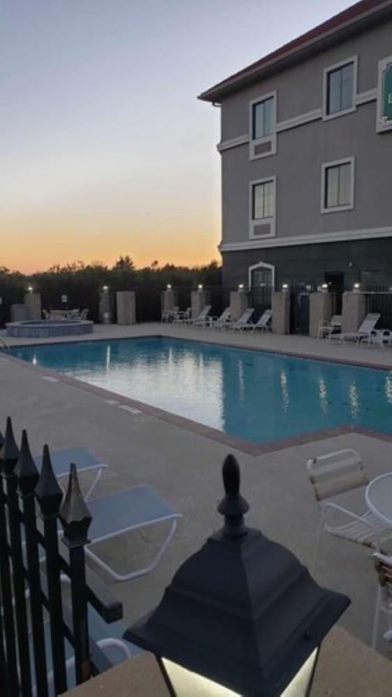 La Quinta By Wyndham Alvarado Exterior photo