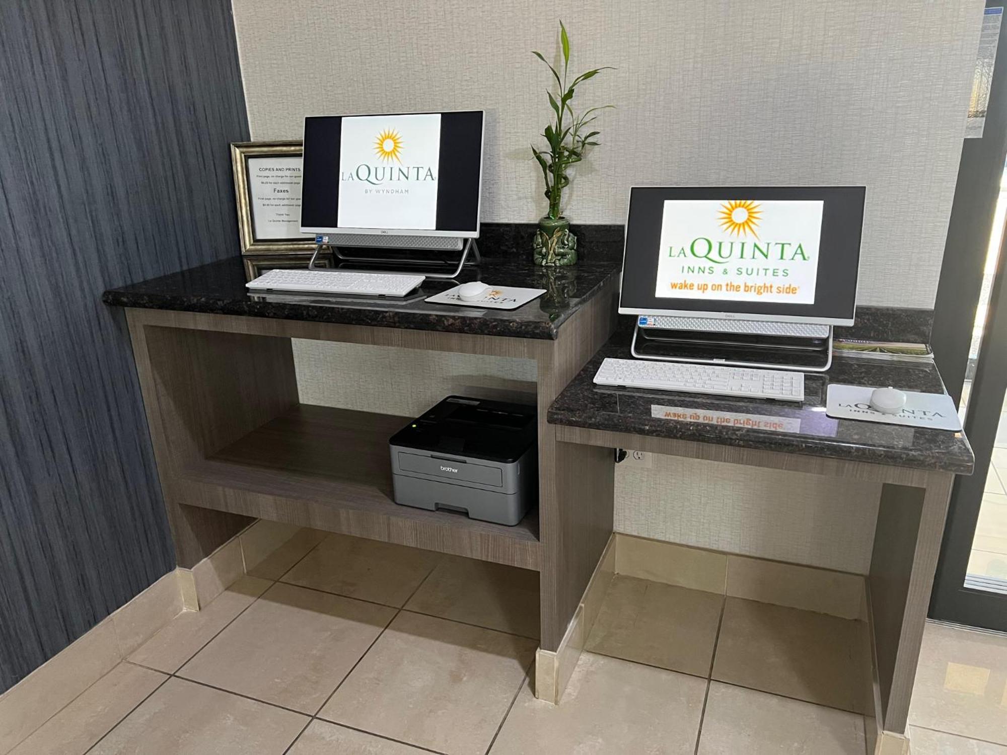 La Quinta By Wyndham Alvarado Exterior photo
