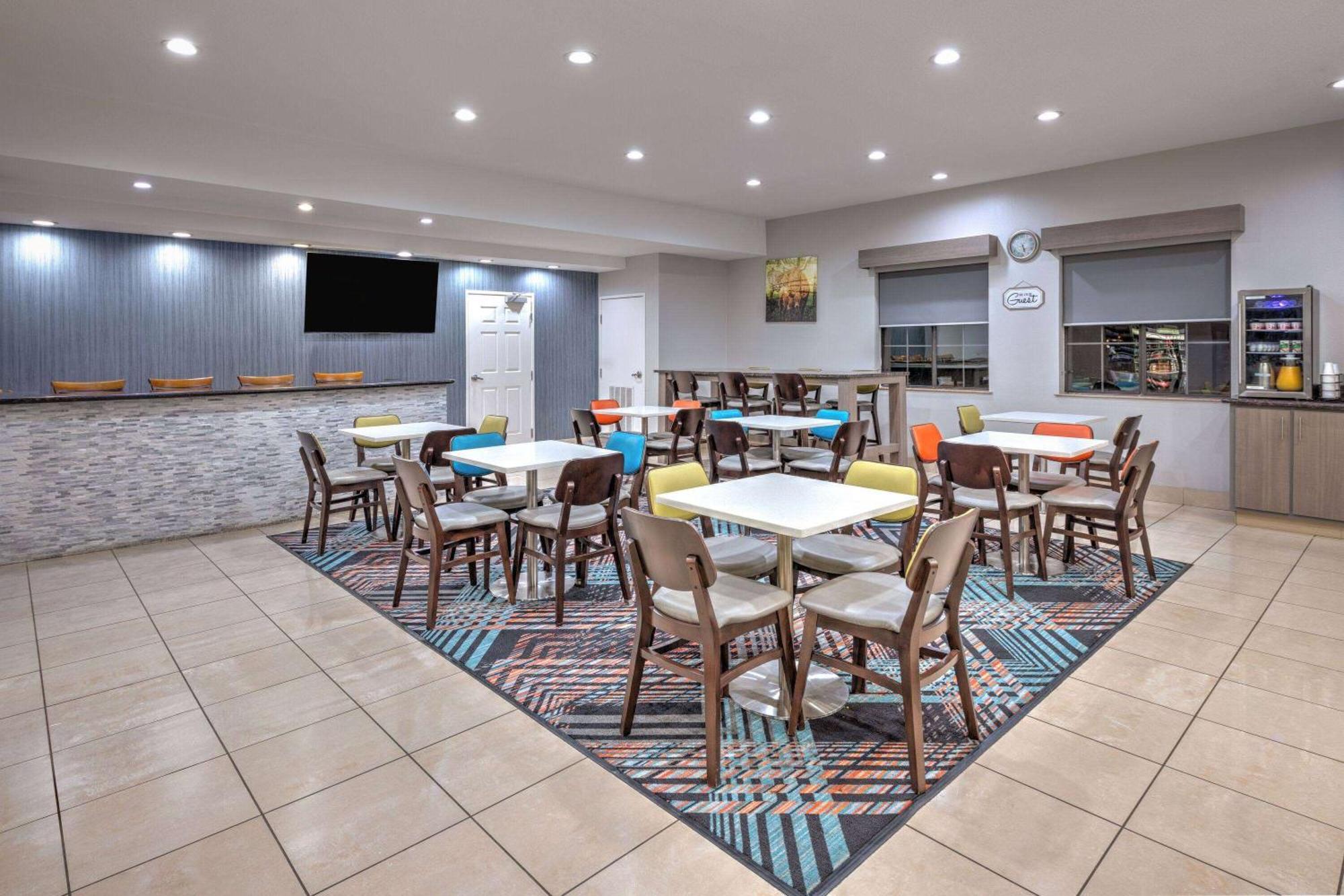 La Quinta By Wyndham Alvarado Exterior photo