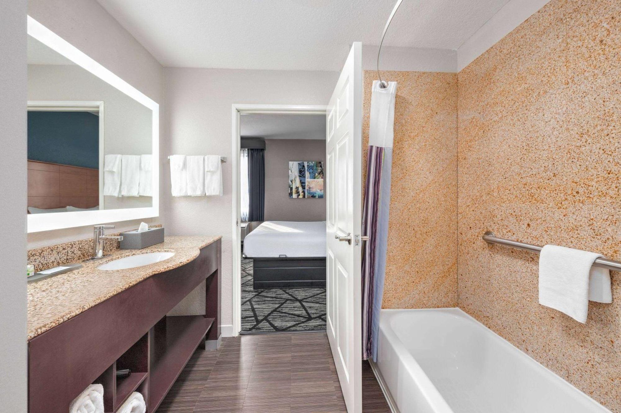 La Quinta By Wyndham Alvarado Exterior photo