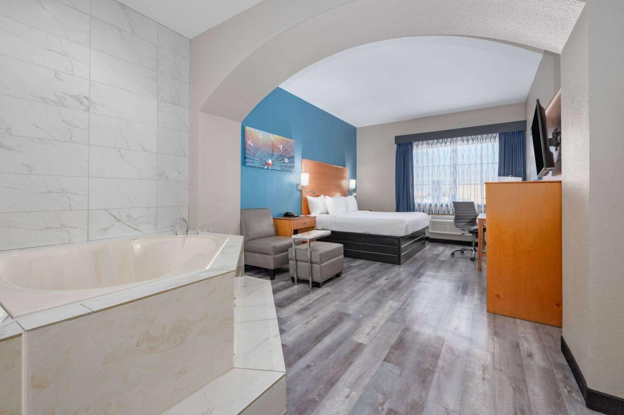La Quinta By Wyndham Alvarado Exterior photo
