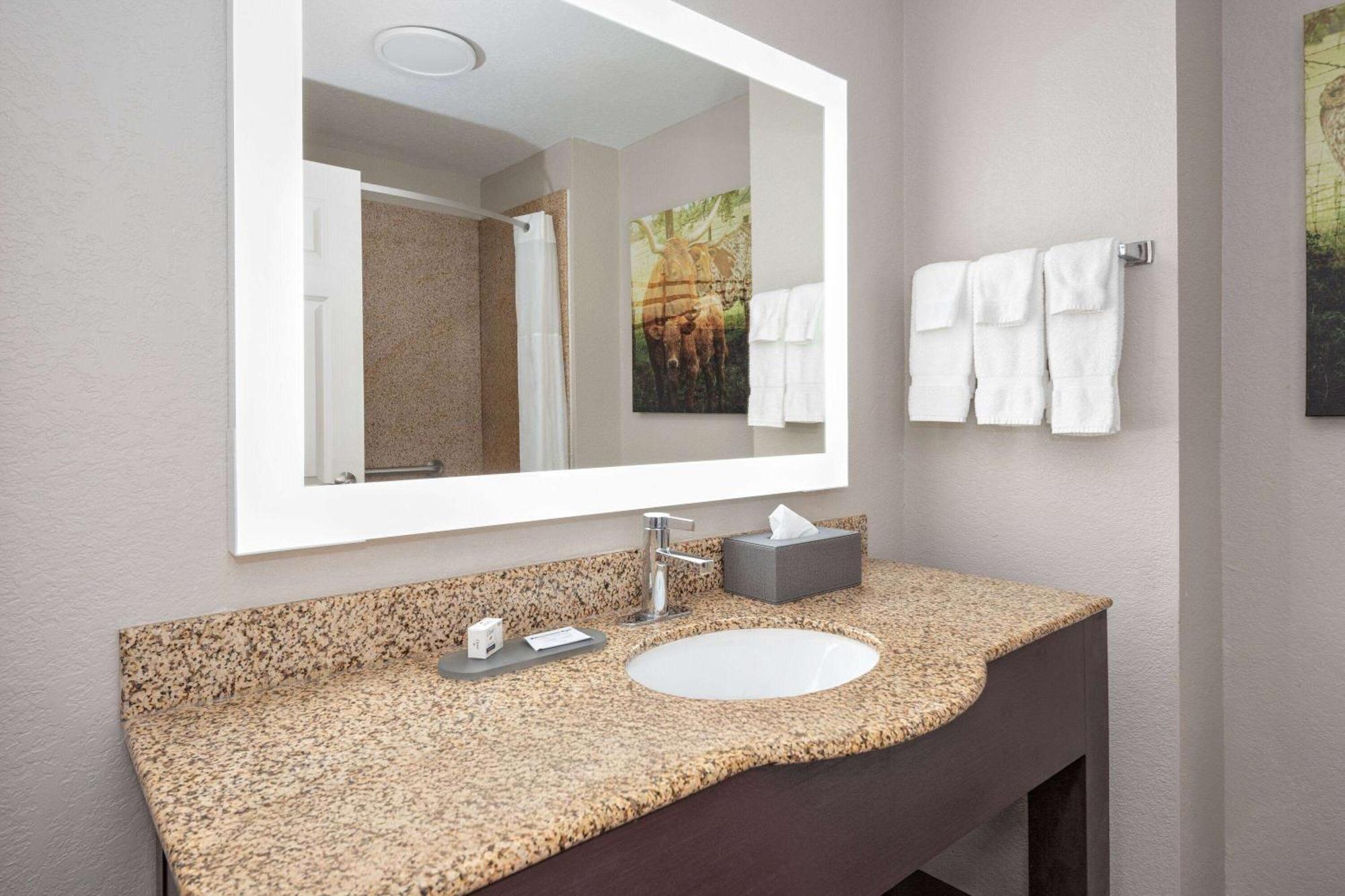 La Quinta By Wyndham Alvarado Exterior photo