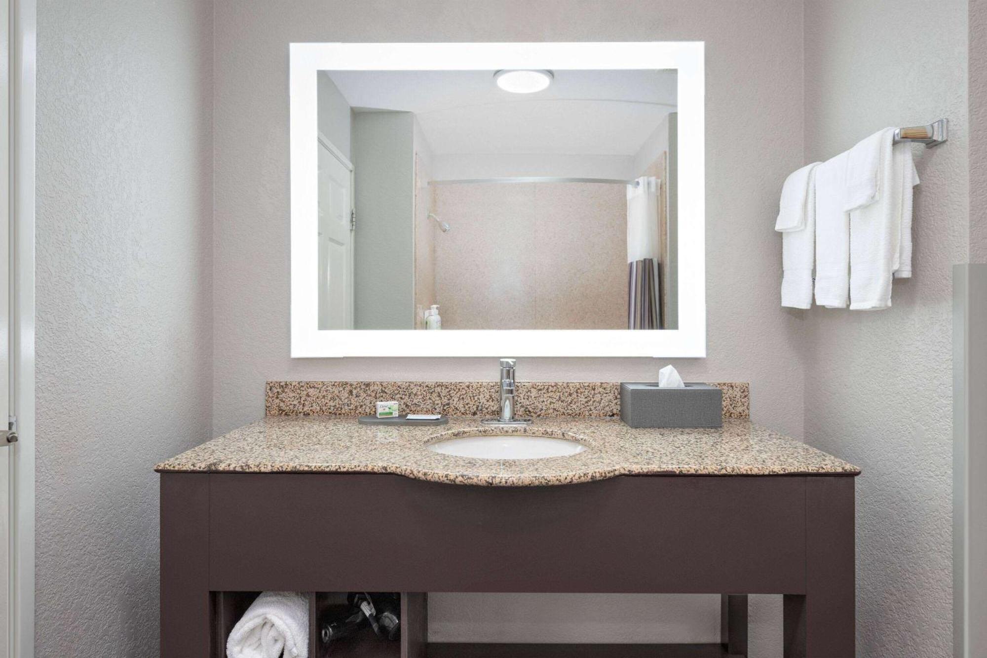 La Quinta By Wyndham Alvarado Exterior photo
