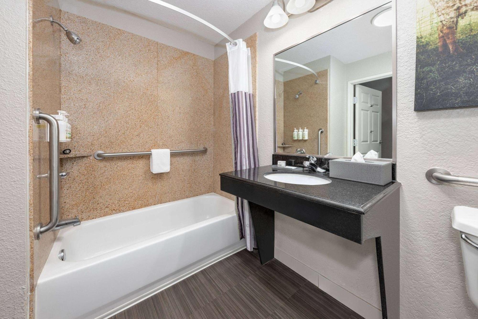 La Quinta By Wyndham Alvarado Exterior photo