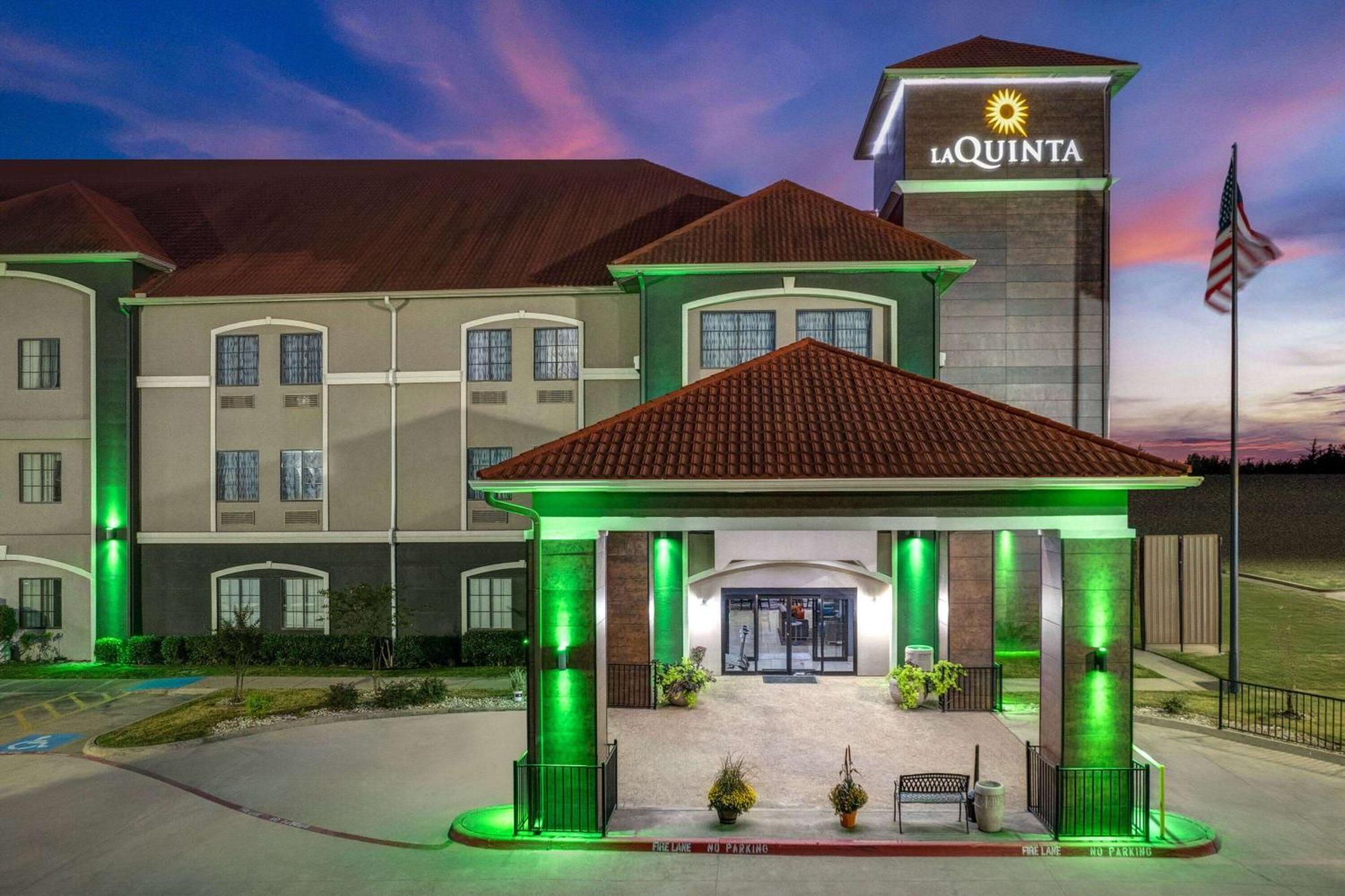 La Quinta By Wyndham Alvarado Exterior photo