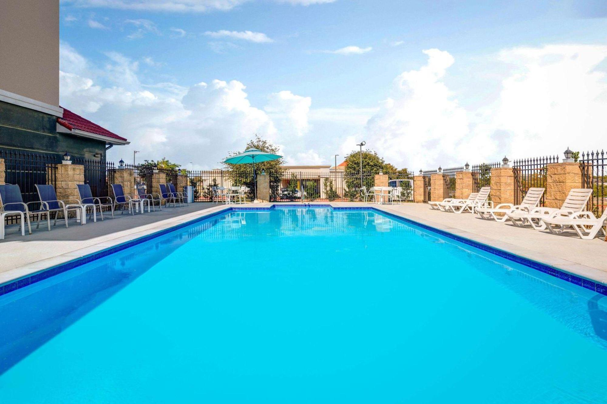 La Quinta By Wyndham Alvarado Exterior photo