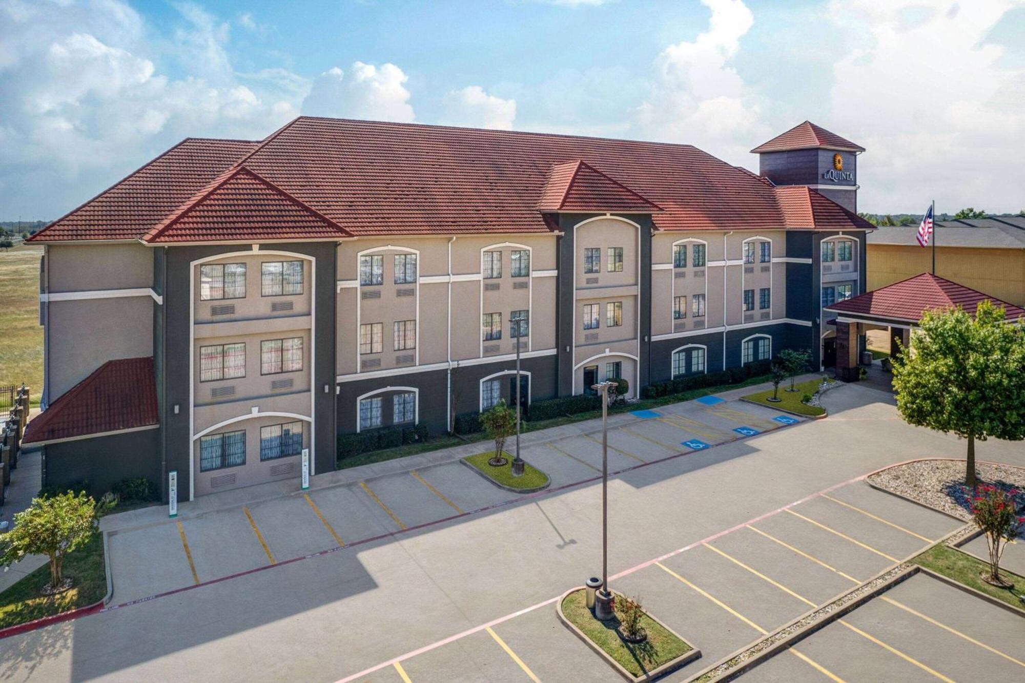 La Quinta By Wyndham Alvarado Exterior photo