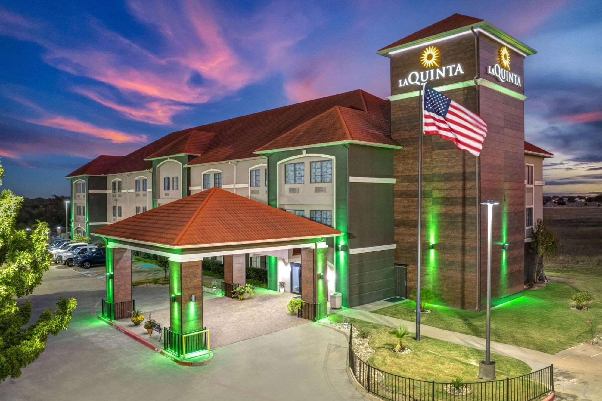 La Quinta By Wyndham Alvarado Exterior photo